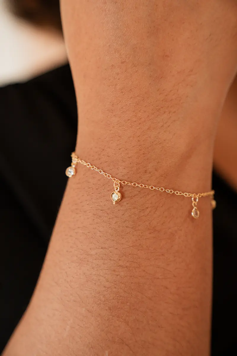 Pulseira dourada com pingentes de cristal e coração