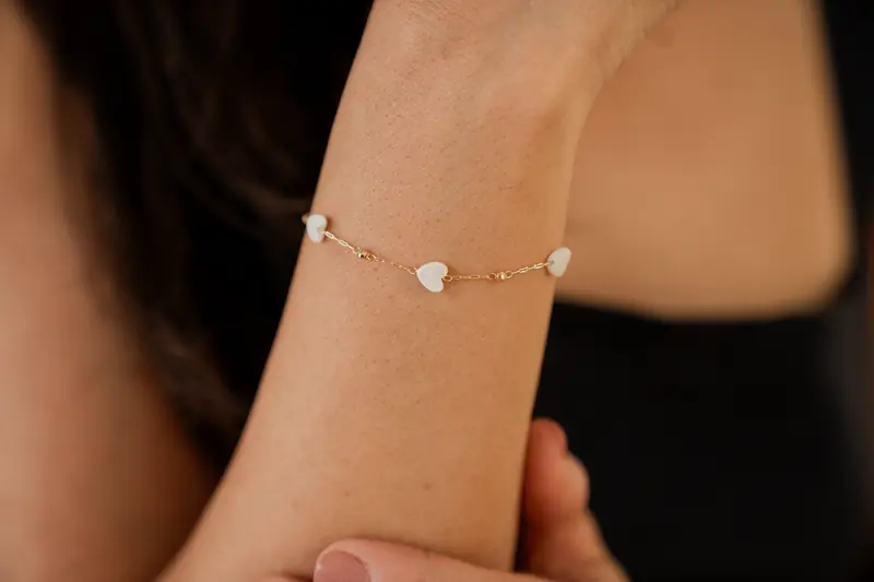 Pulseira Di Firenze usada no pulso, detalhe para consultoras